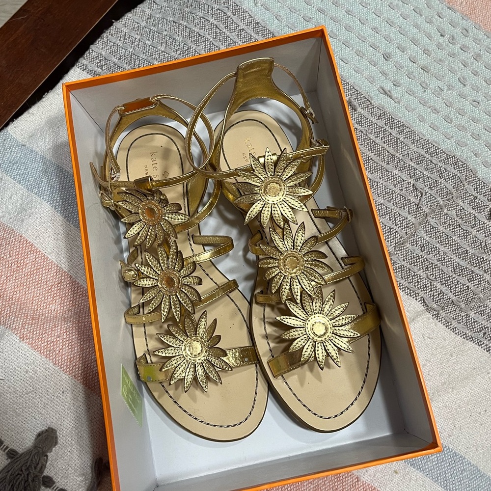 Like new Kate spade sunflower Sandals size 10!